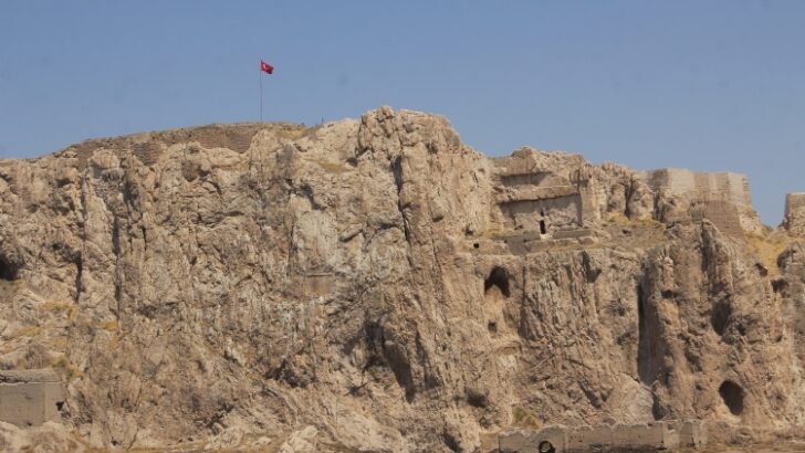 Kayalarla Bütünleşmiş Bir Abide: Tuşba Kalesi